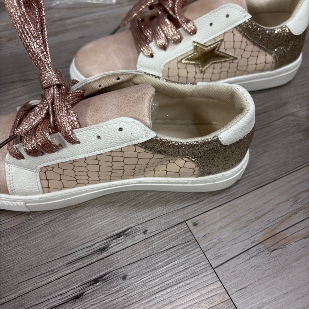 Stylish Women's Sneakers with Star Detail